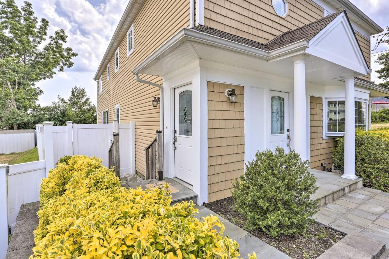 Ideally Located Glen Cove Apartment! Exterior photo